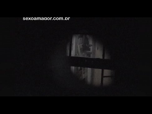 ❤️ Blondie filmohet fshehurazi nga një soditës i lagjes i fshehur pas tullave të zbrazëta ️ Porno në sq.makesexnotwar.ru ❤
